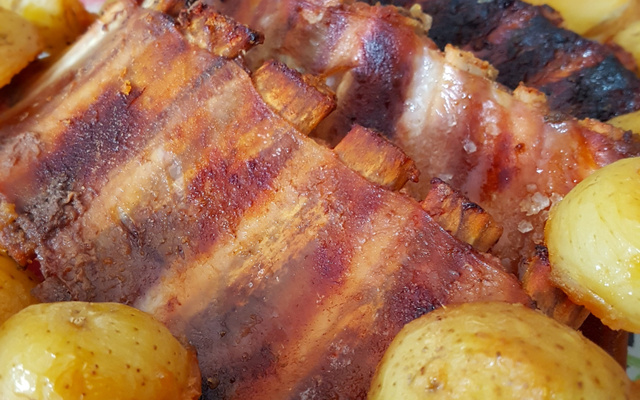 Costela de porco ao mel e sal grosso