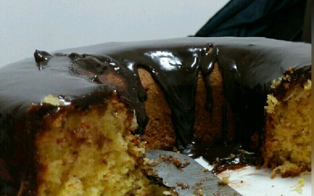 Bolo de milho com calda de chocolate