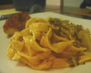 Fetuccini à carbonara com brócolis