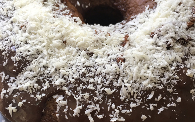 Bolo de chocolate com cobertura de brigadeiro