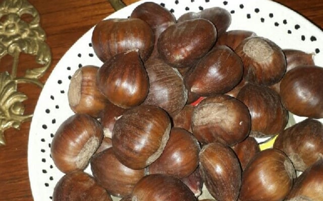 Porções de castanha portuguesa feita na panela de pressão