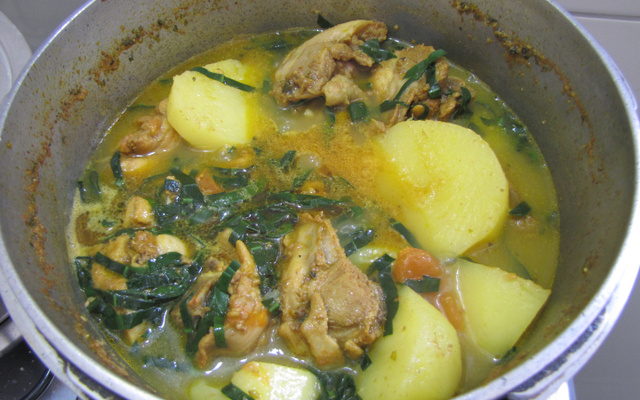 Frango ao curry com ora-pró-nóbis