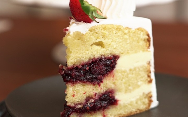 Bolo de Azeite Gallo Extra Virgem Reserva com frutas vermelhas e mousse de chocolate branco