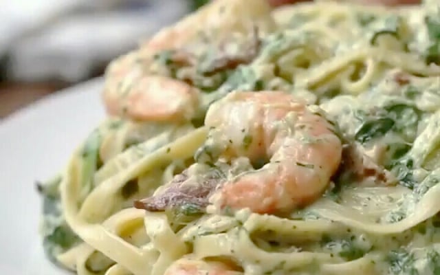 Macarrão ao molho de camarão