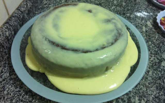 Bolo de canela com cobertura de chocolate branco