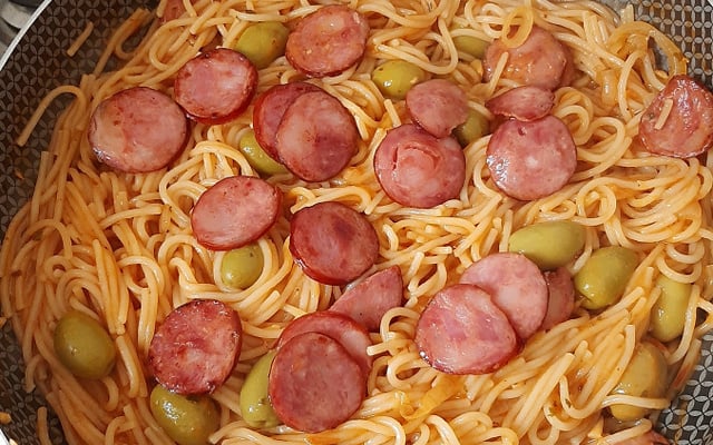 Macarrão com linguiça calabresa fresca