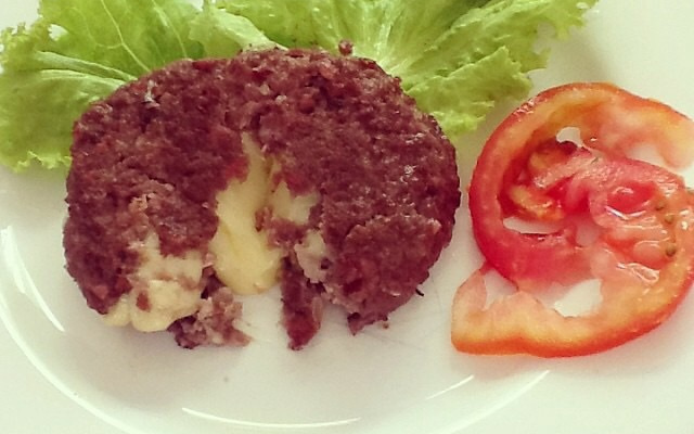 Hambúrguer de bacon recheado