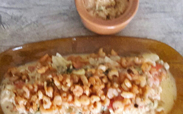 Filé de peixe ao molho de camarão