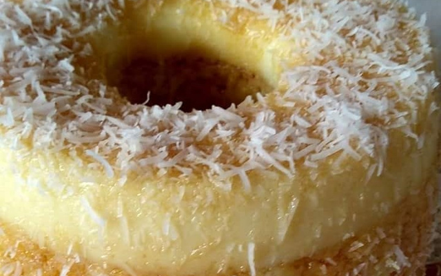 Bolo pudim de milho com coco