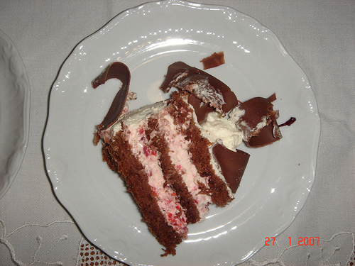 Bolo de chocolate recheado com morangos