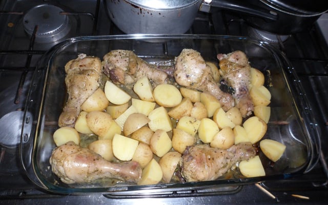 Coxa de frango assada com batatas