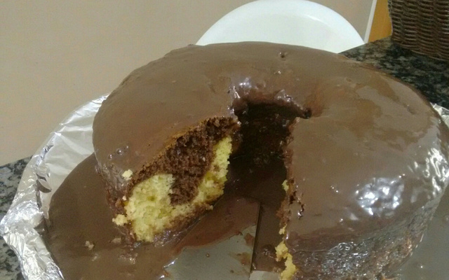 Bolo mesclado de baunilha e chocolate