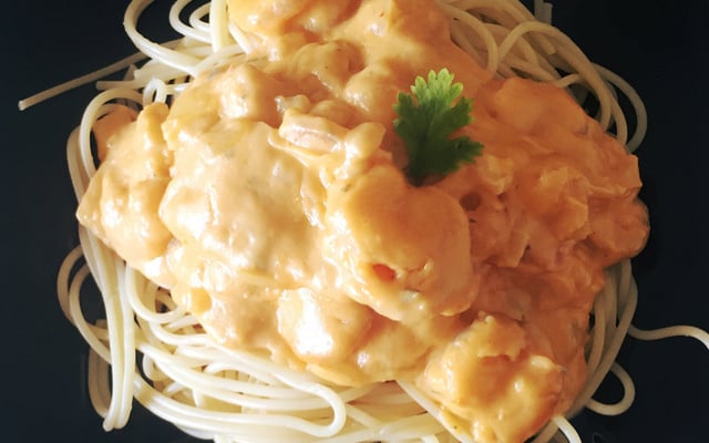 Camarão ao molho gorgonzola com spaghetti