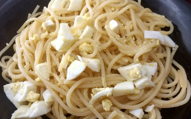 Massa alho e óleo com ovos cozidos