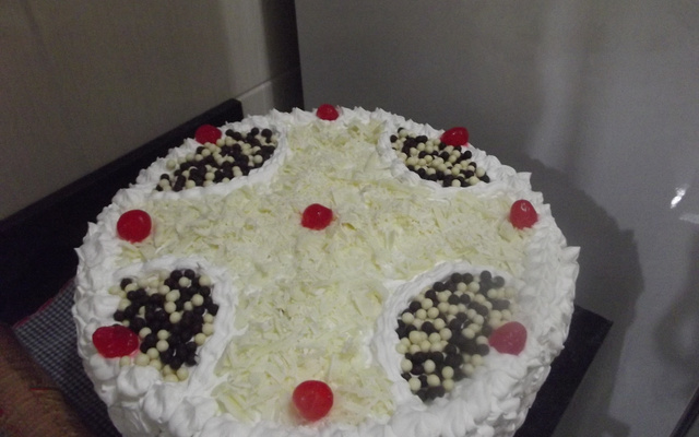 Bolo de chocolate com mousse branca e morangos