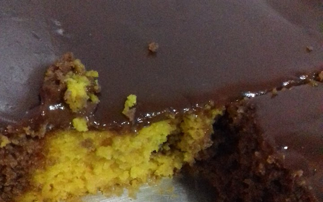 Bolo de cenoura mesclado com chocolate