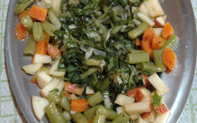 Salada de almeirão com legumes