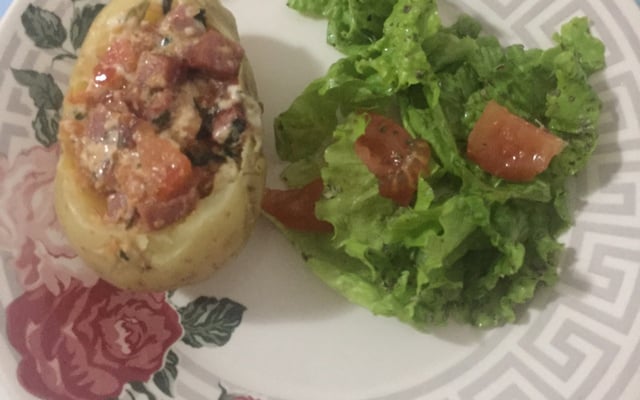 Batata recheada com calabresa