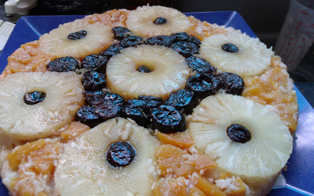 Torta de Abacaxi  ( já sai decorada do forno )