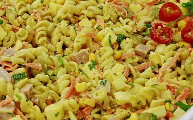 Salada de macarrão penne