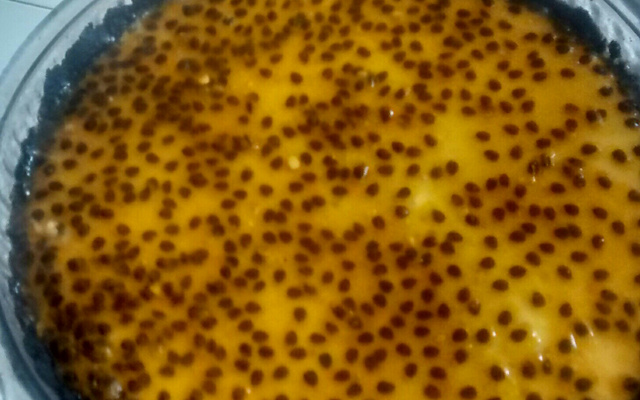 Torta de mousse de maracujá com biscoito oreo