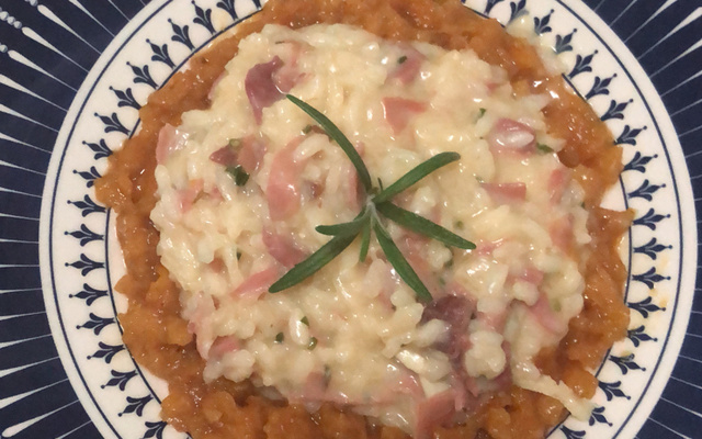 Risoto de parma, queijo brie e geleia de damasco