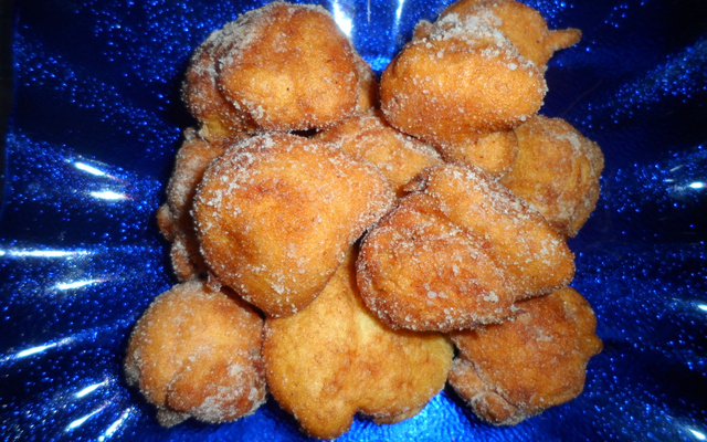 Bolinho de chuva com bananas