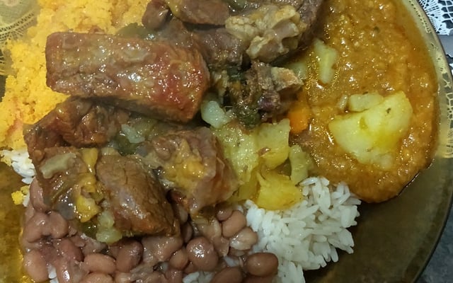 Costelinha de gado com pirão