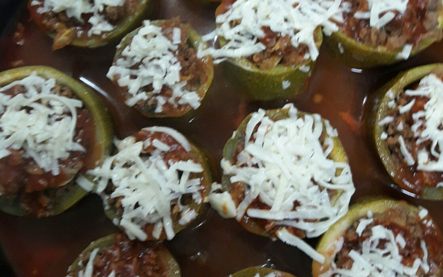 Abobrinha recheada com carne moída