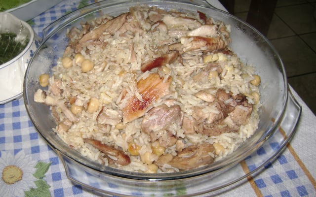 Arroz com grão-de-bico e frango