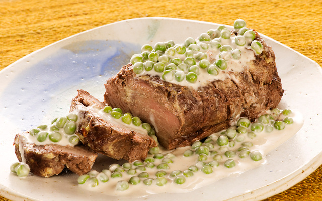 Assado com molho de cebola e ervilhas