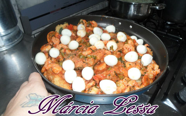 Filé de peixe com camarão e ovos de codorna