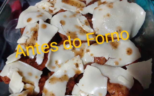 Filé de frango a parmegiana com molho madeira