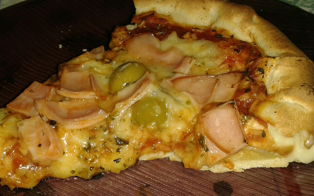 Massa de pizza com borda recheada