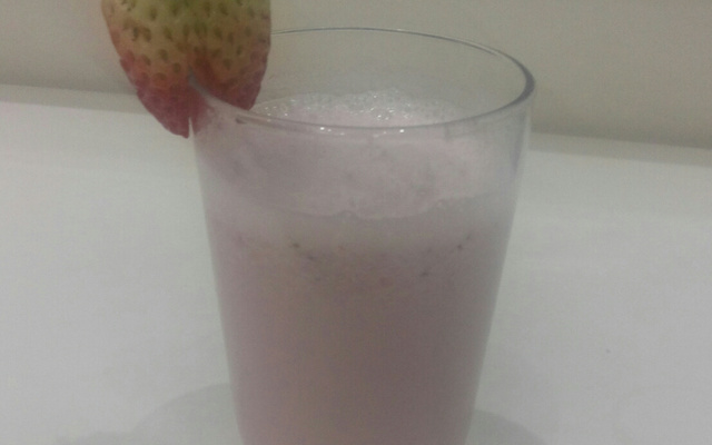 Vitamina de morango com leite condensado