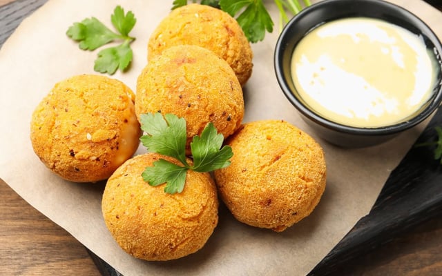 Bolinho de batata na airfryer com recheio de frango saudável