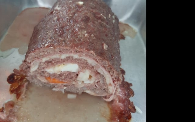 Rocambole de carne recheado