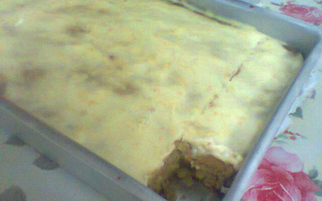 Bolo de laranja com cobertura de laranja.