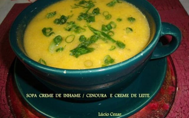 Sopa de inhame, cenoura e creme de leite