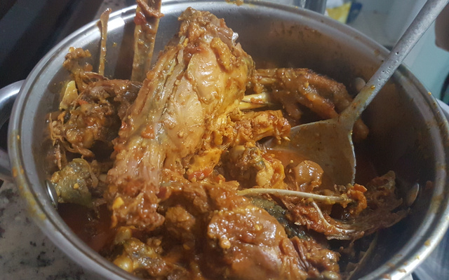 Galinha caipira com açafrão