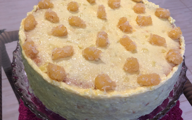 Bolo com recheio de creme de abacaxi com coco ralado