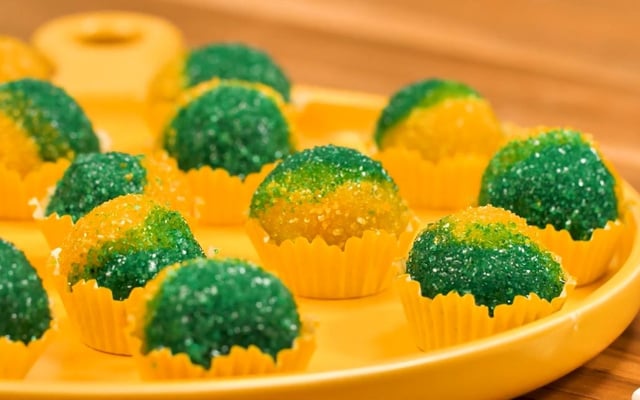 Brigadeiro para a Copa do Mundo com açúcar verde e amarelo