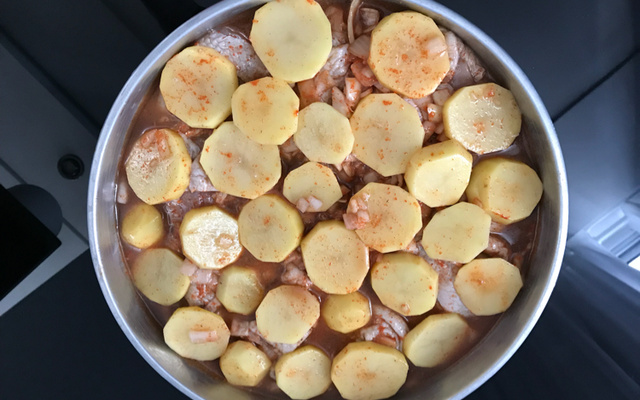 Sobre coxas de frango assadas com batata