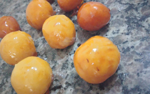 Bala de coco caramelizada (bala baiana ou bala de ovo)