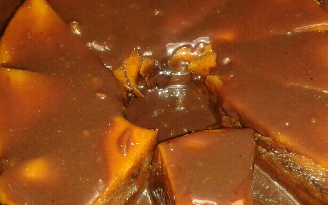 Bolo de cenoura com calda de chocolate de microondas