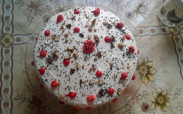 Bolo de chantilly com recheio de ameixa