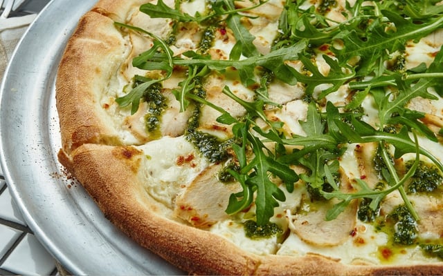 Massa de pizza de liquidificador sem glúten com rúcula