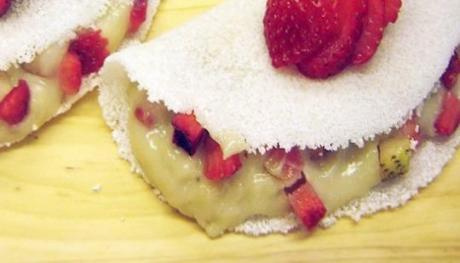 Tapioca com creme de coco e morango