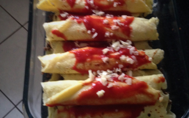 Panqueca com recheio de carne moída e mussarela