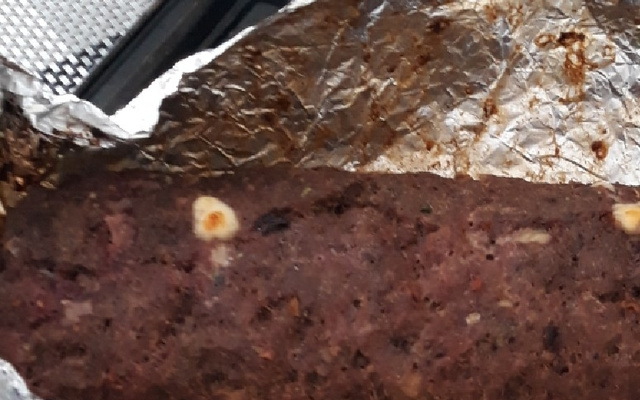 Bolo de carne moída recheado com presunto e mussarela